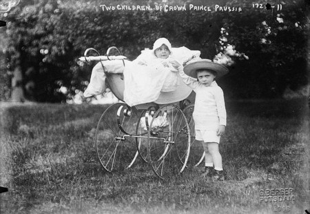 Дети принца Пруссии в коляске